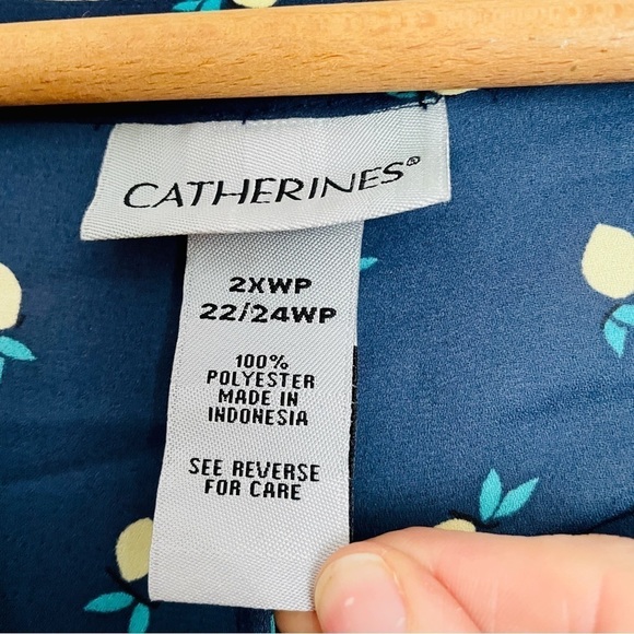 Catherine’s Lemon Print Navy Blue Button Up Top 2X Petite 22W 24W - Picture 2 of 7